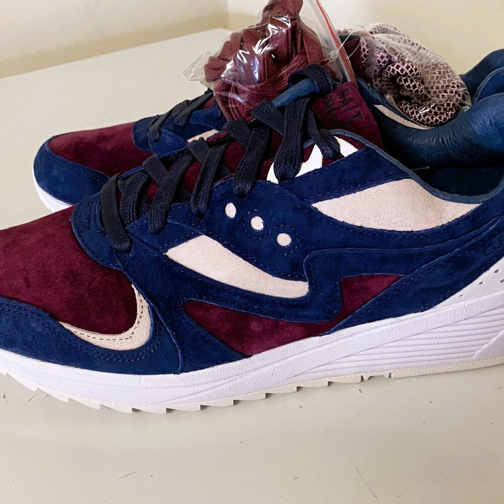 Size 11 mens -Saucony Grid 8000 Navy/white brand new